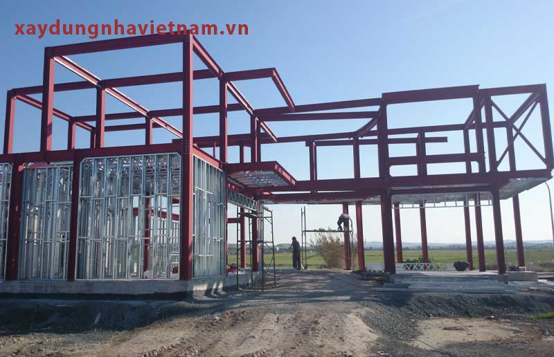 Nhà tiền chế là gì? đặc điểm và giá nhà tiền chế năm 2026 2 Nhà tiền chế là nhà có kết cấu chủ yếu bằng khung thép và bê tông tông lắp ghép