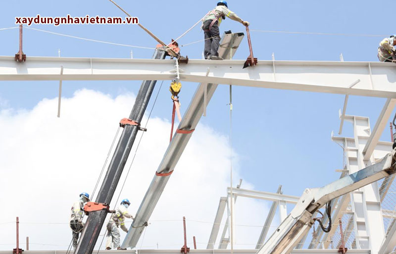 Hệ thống cột dầm chính được tiến hành thi công lắp đặt trước