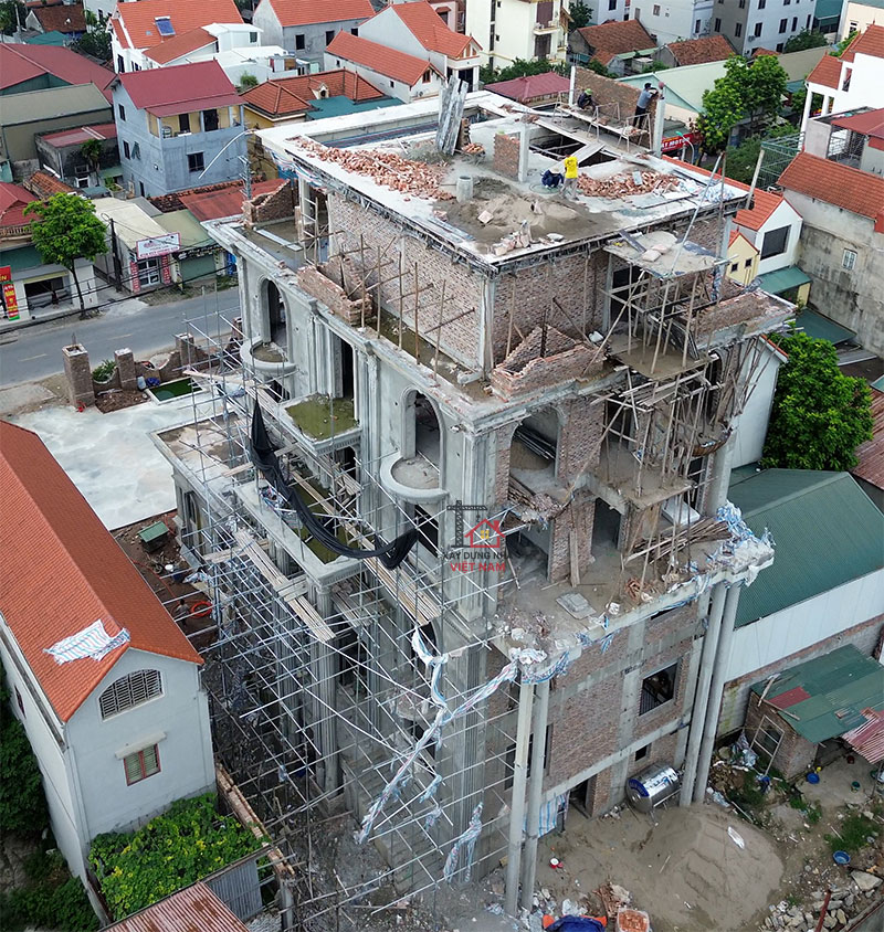 Báo giá xây nhà phần thô mới và chi tiết 2026 5 Một biệt thự 5 tầng đang được xây phần thô