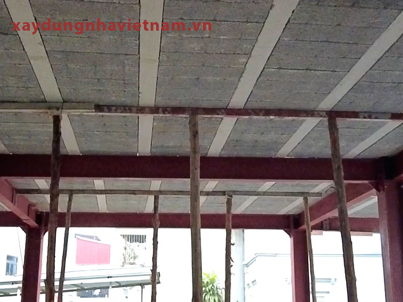 Một ngôi nhà phố dùng kết cấu sàn bê tông nhẹ và khung thép tiền chế