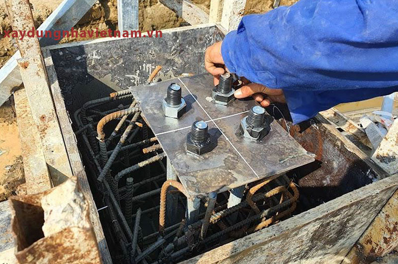 Kết cấu móng nhà khung thép thế nào là đạt chuẩn xây dựng 4 Việc căn chỉnh bu lông cần chính xác tuyệt đối theo trục