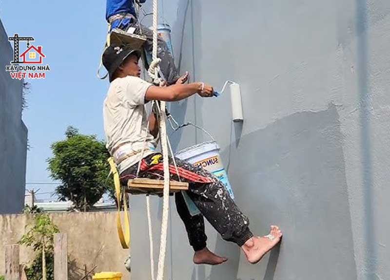 Có nên xử lý chống thấm khi xây thô không? 3 Chống thấm tường bằng sơn bên ngoài