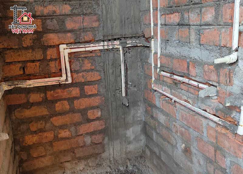 Kinh nghiệm hoàn thiện nhà xây thô cần đọc ngay 4 Lắp đặt hệ thống điện, nước trước khi trát tường lát nền