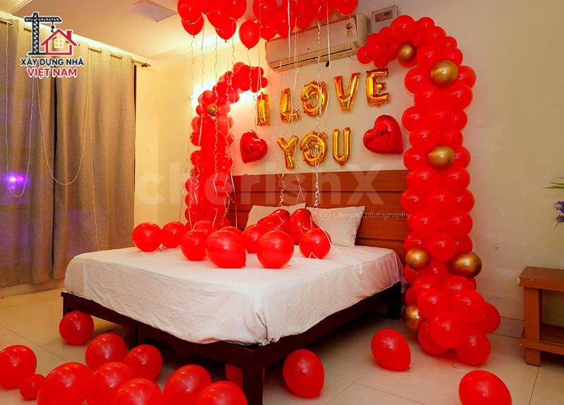 Phòng ngủ được trang trí chủ yếu bằng bóng bay