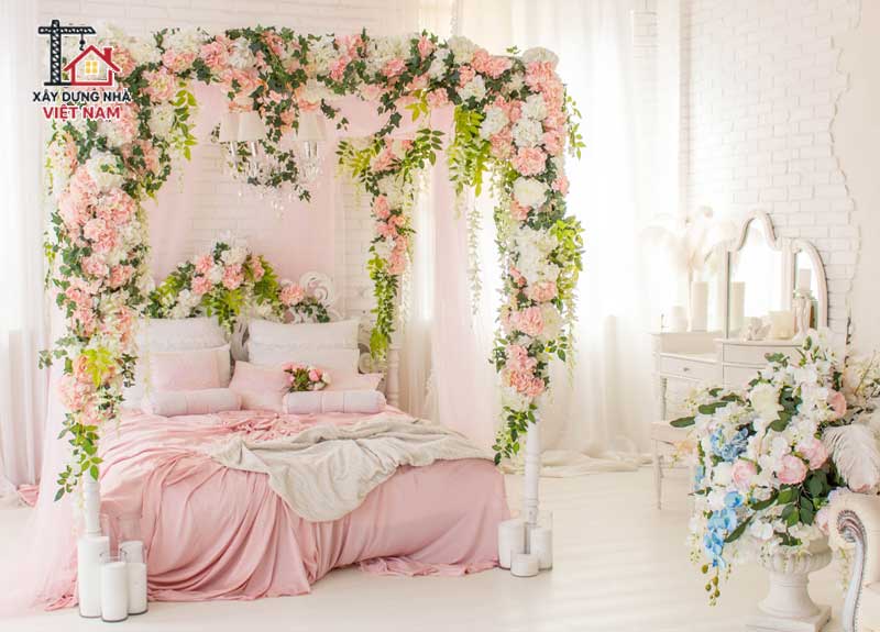 Phòng ngủ lãng mạn trang trí bằng hoa tươi tông màu hồng nhạt cho vợ chồng mới cưới