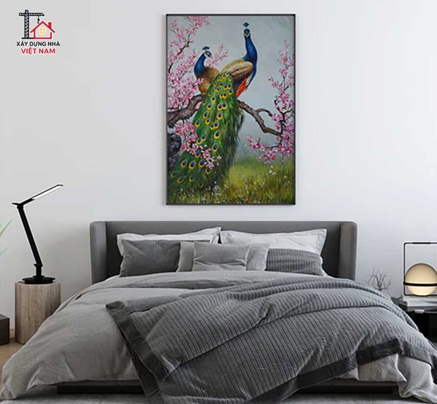 Tranh đôi chim công trong một phòng ngủ