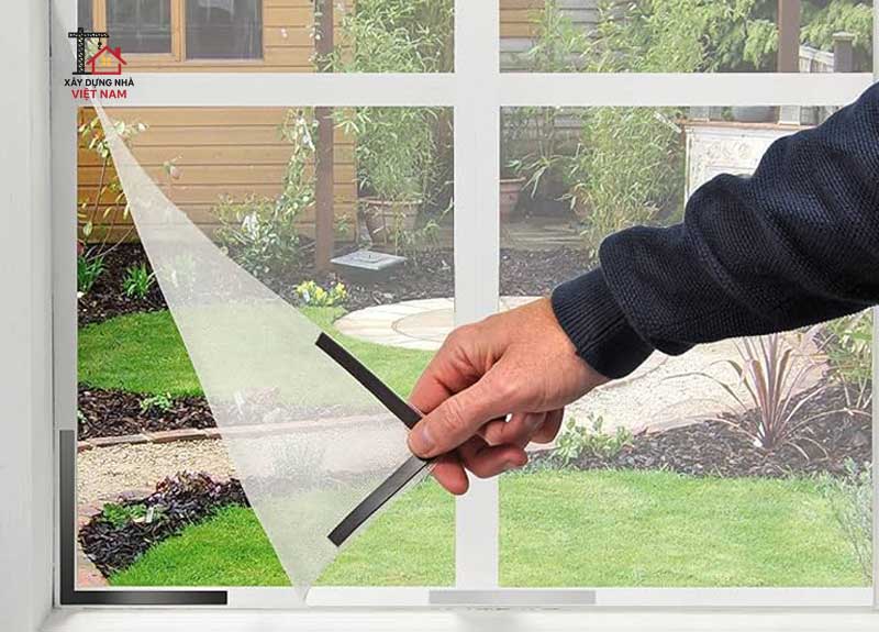 Nên lắp lưới chống muỗi cho cửa số phòng bếp