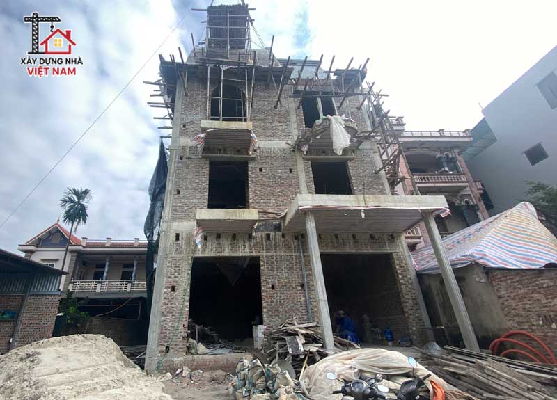 Phần thô bao gồm toàn bộ hệ thống kết cấu chịu lực và các hạng mục tạo hình ngôi nhà